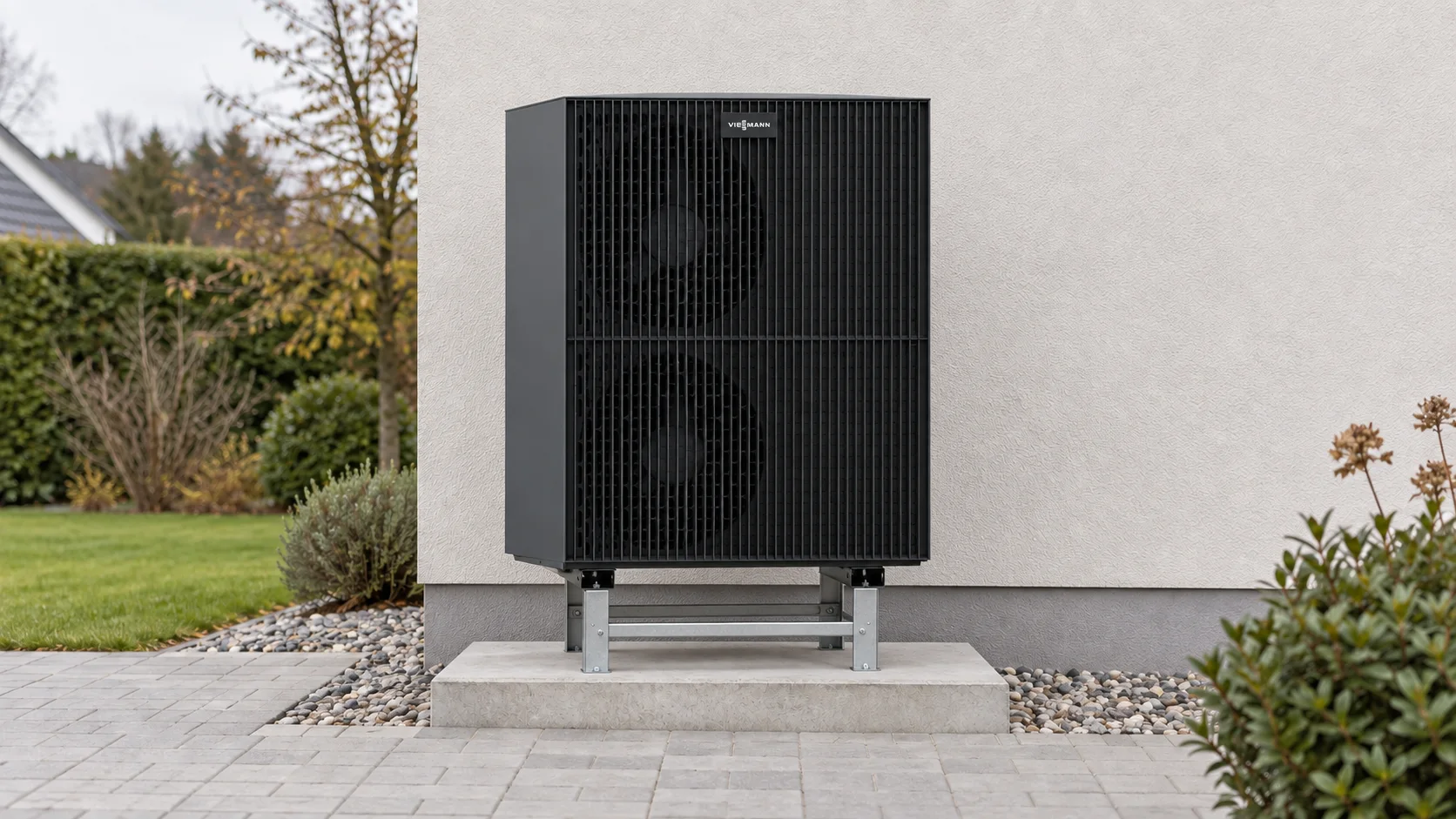 Viessmann Vitocal 250-A mit gerader Bodenkonsole und Fundament vor heller Putzfassade – KI-Illustration