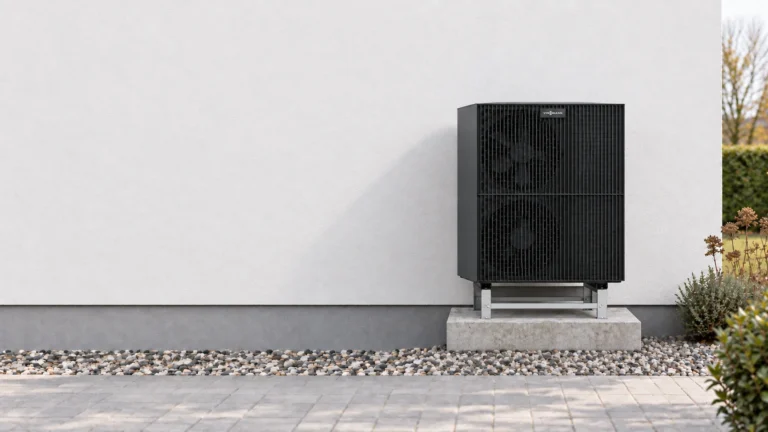 Viessmann Vitocal 250-A auf gerader Bodenkonsole vor heller Putzfassade – KI-generiertes Headerbild
